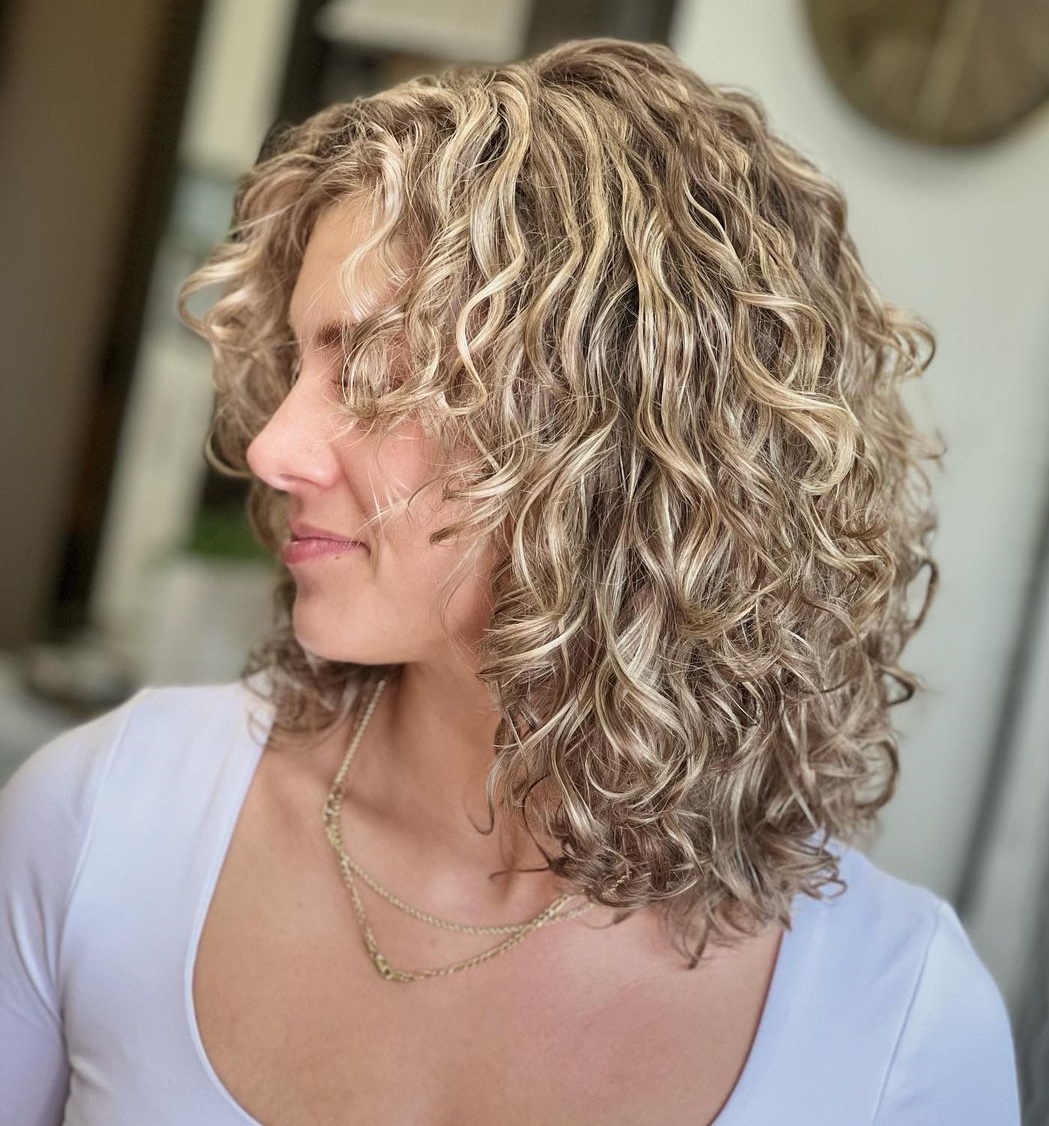 Mid-Length Rezo Cut for Wavy Curly Hair