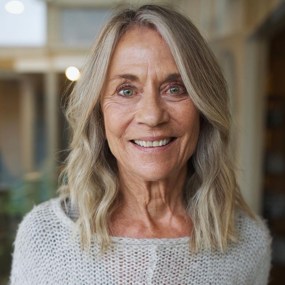 How to Camouflage Gray Hair with Highlights