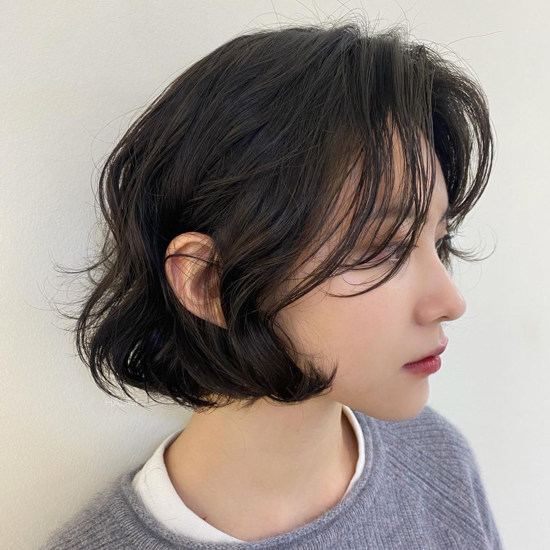 Elegant Wavy Chin-Length Layered Bob