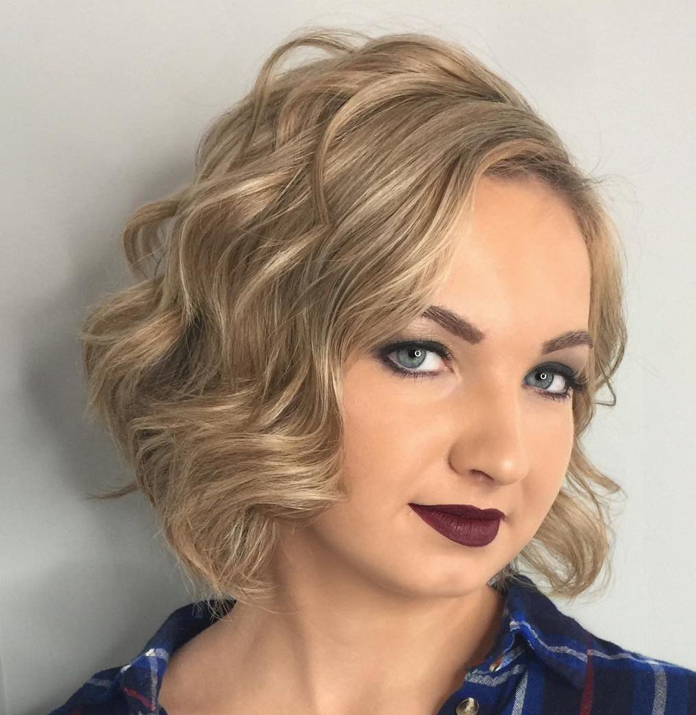 Short Wavy Bob Haircut for Round Faces