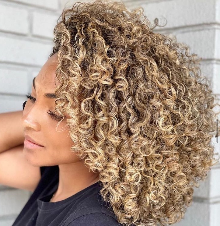 Voluminous Blonde Shoulder-Length Rezo Cut