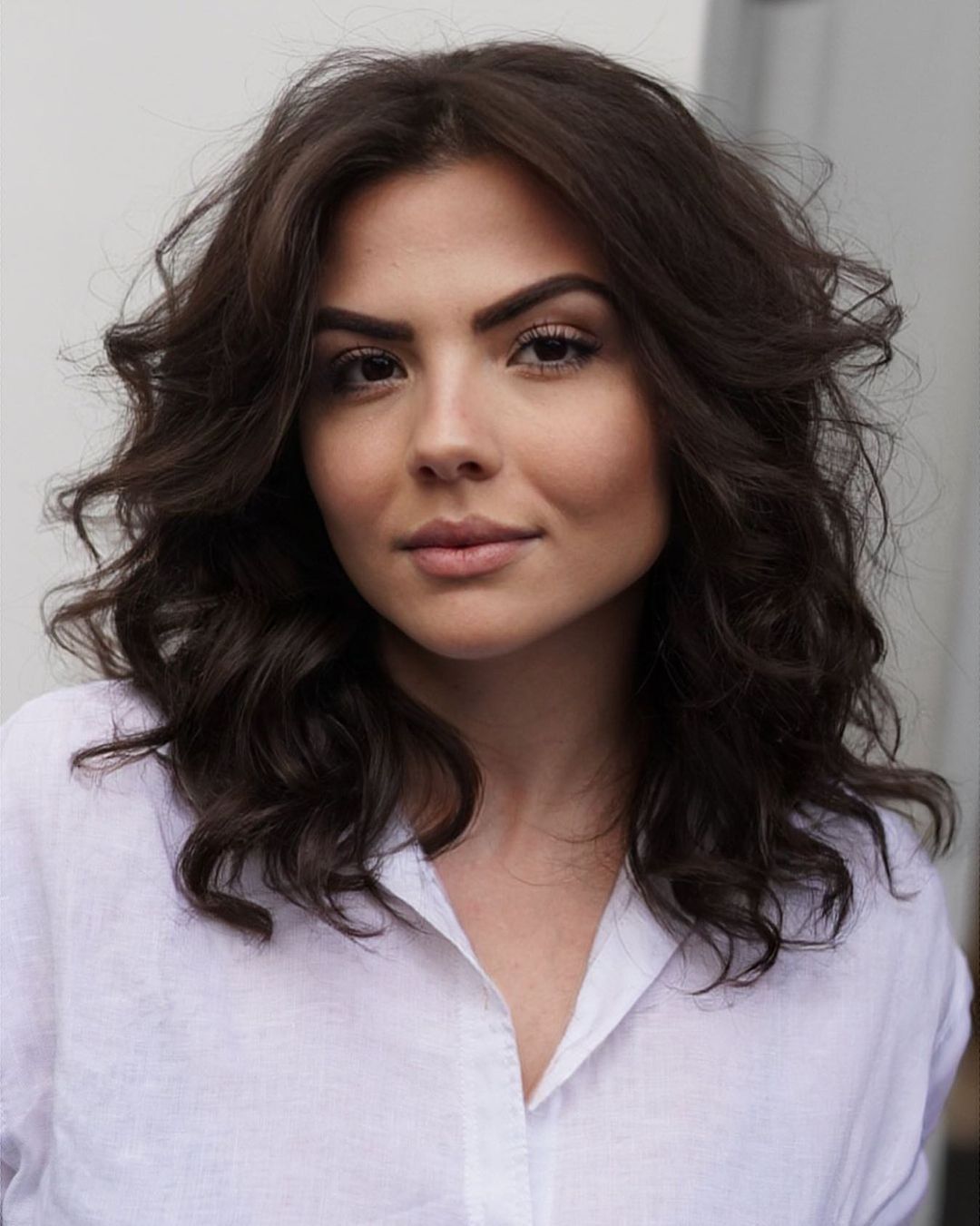 Slimming Wavy Hairstyle for a Square Chin